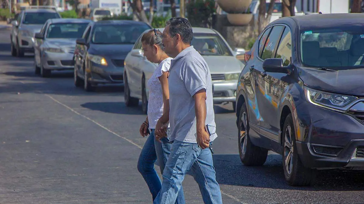 pareja cruzando la calle